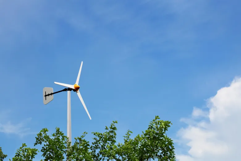 Domácí větrná elektrárna na slunečném dni