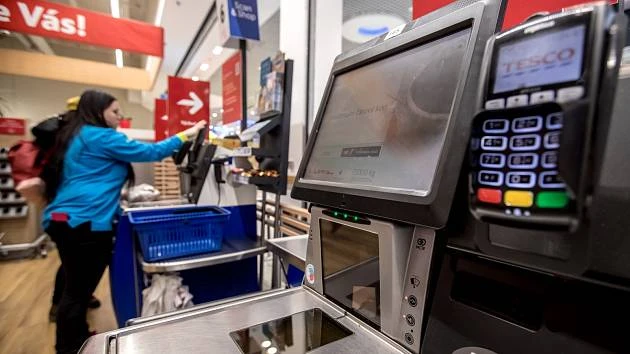 Zákaznice u samoobslužné pokladny v obchodě Tesco
