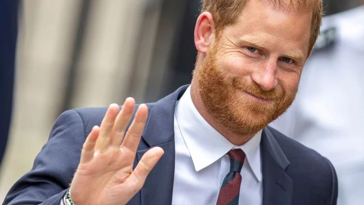 Princ Harry vévoda ze Sussexu mává a usmívá se