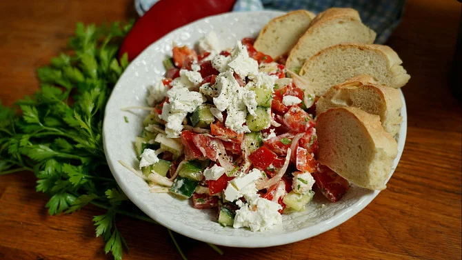 Šopský salát s feta sýrem, rajčaty, okurkami a chlebem