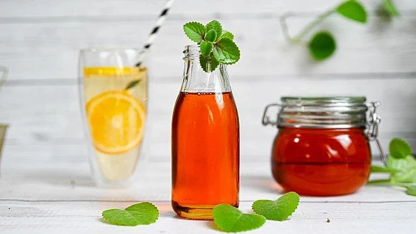 Rýmovníkový sirup v lahvičce s mátovými listy