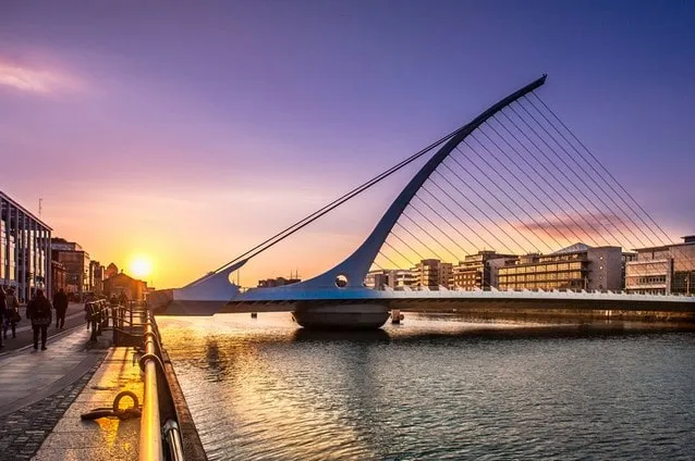 Most Samuel Beckett v Dublinu při západu slunce