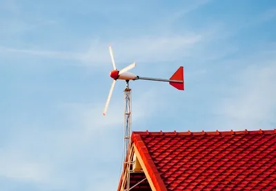 Domácí větrná elektrárna na střeše domu