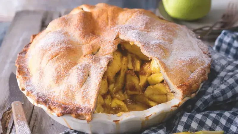Zlatě pečená buchta s jablky v bílé formě