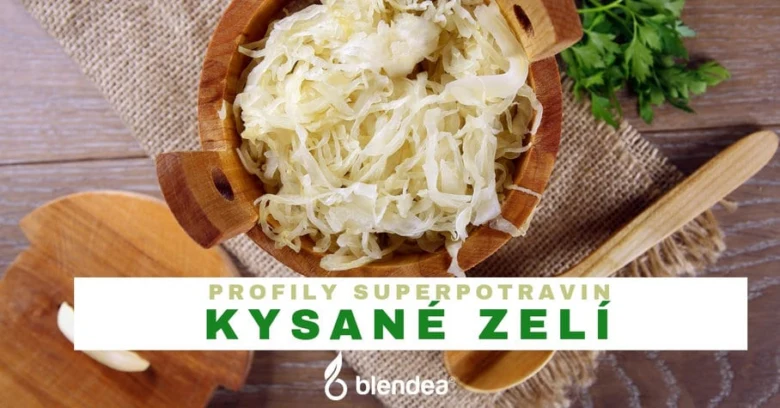 Kysané zelí v dřevěném misku s čerstvou petrželí