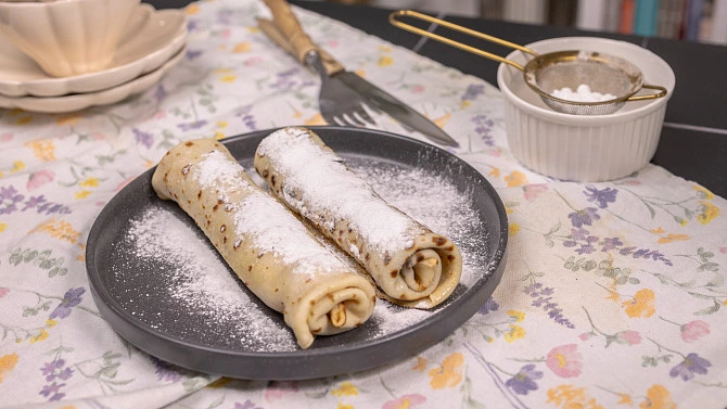 Babiččiny palačinky na talíři posypané cukrem pudrem