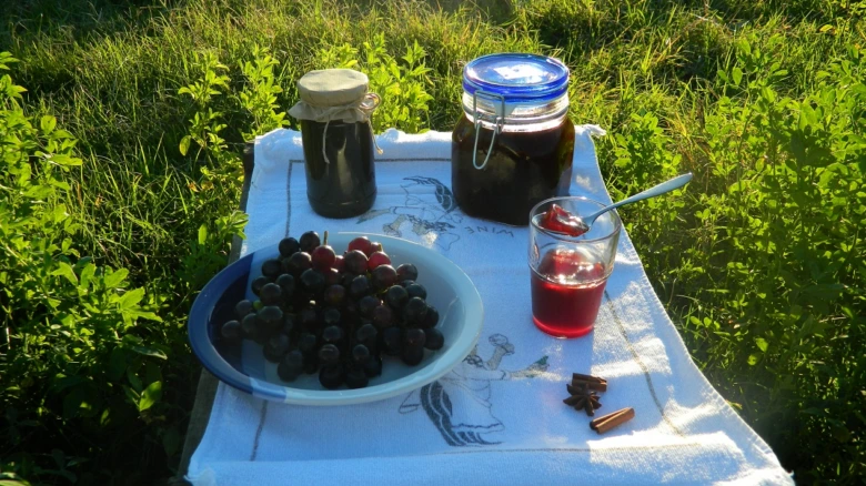 Marmeláda z hroznového vína s čerstvými vinnými bobulemi.
