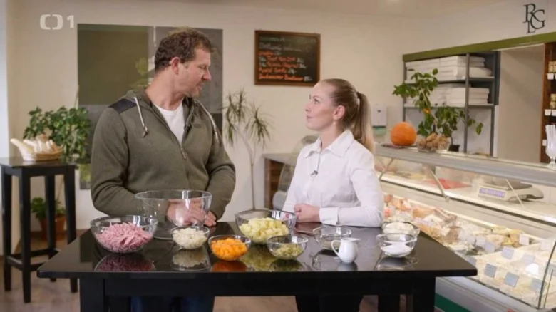 Muž a žena připravují ingredience pro vlašský salát