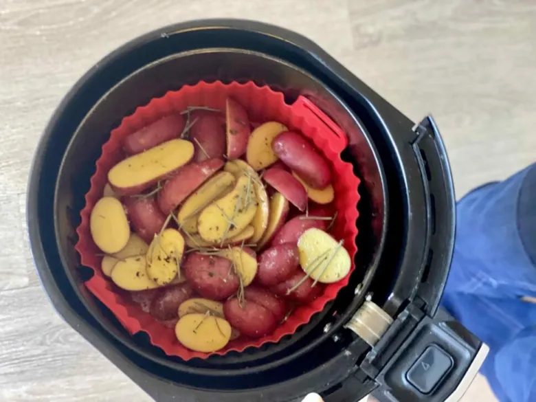 Brambory v košíku horkovzdušné fritézy s bylinkami