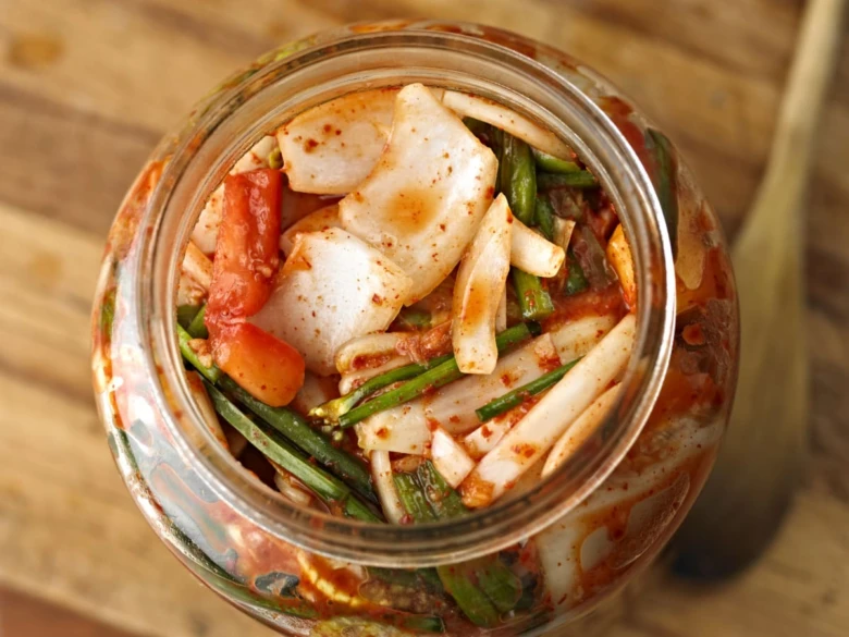 Kimchi v skleněné dóze s ředkvičkou a cibulí