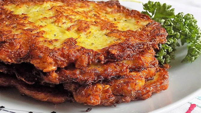Křupavé bramboráky na talíři s petrželí
