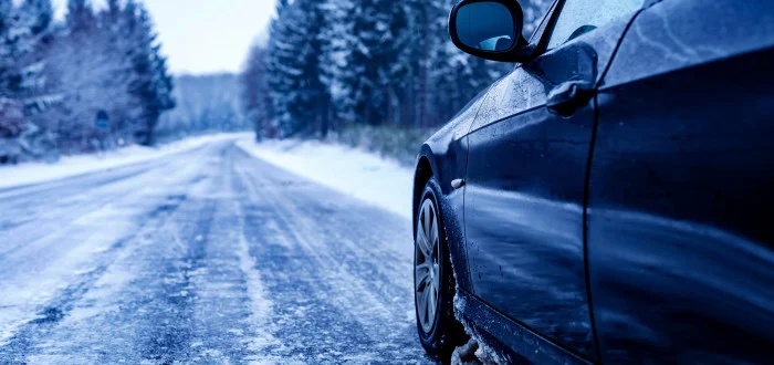 Auto na sněhové silnici v zimě