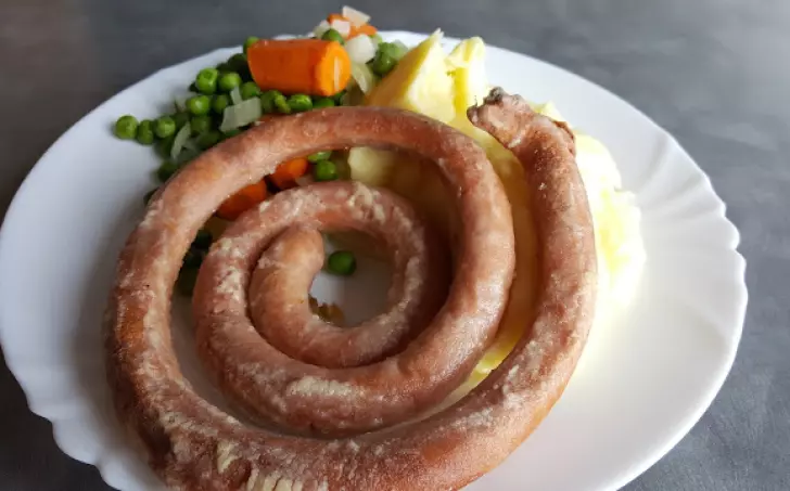 Vinná klobása v troubě s bramborami a zeleninou
