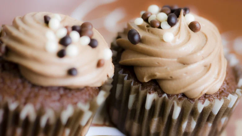 Čokoládové muffiny s krémem a čokoládovými perličkami