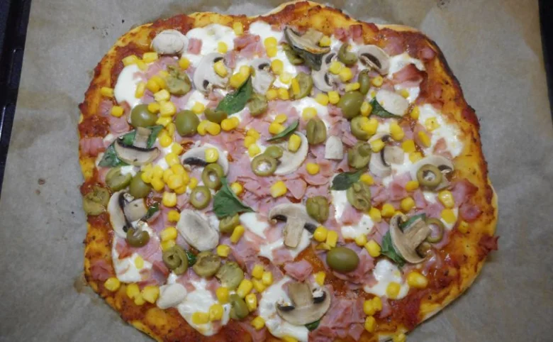 Pizza s smetanovým základem a různými přílohami