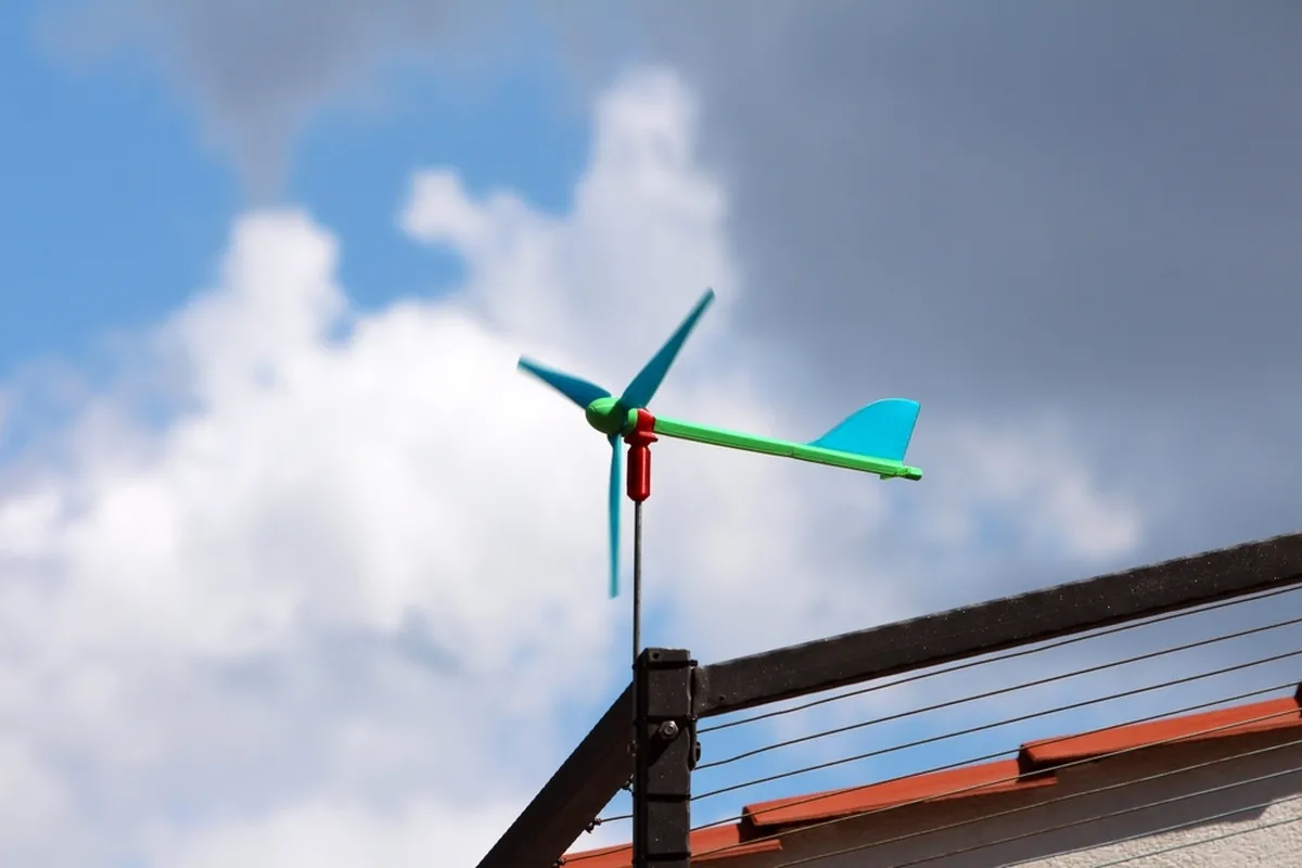 Malá domácí větrná elektrárna na střeše