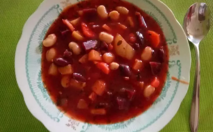 Vegetariánský ruský boršč bez masa s fazolemi a ředkvcem