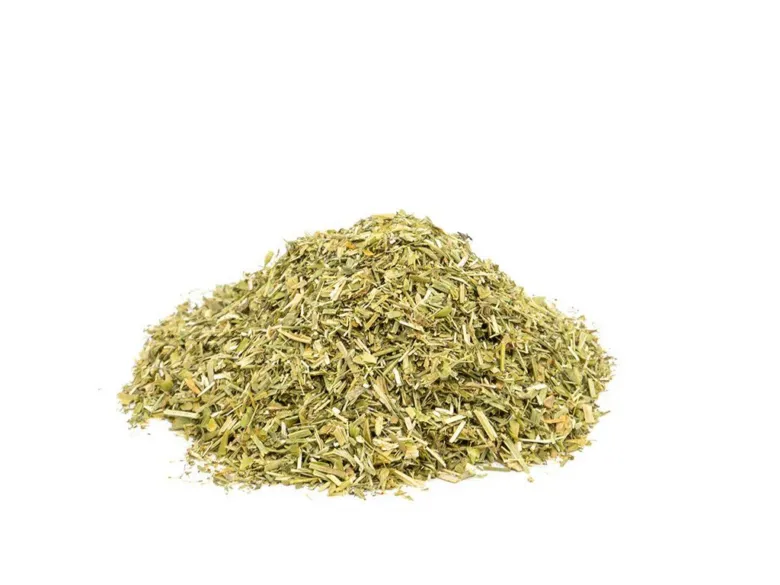 Sušená kokoška pastuší tobolka na bílém pozadí