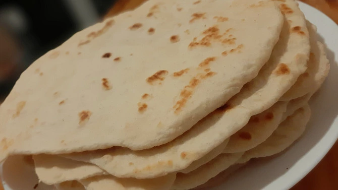 Stoh chutných placků z mouky na bílém talíři