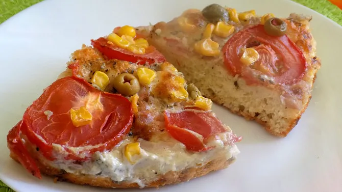 Pizzové plátky s smetanovou bází, lososem a kukuřicí