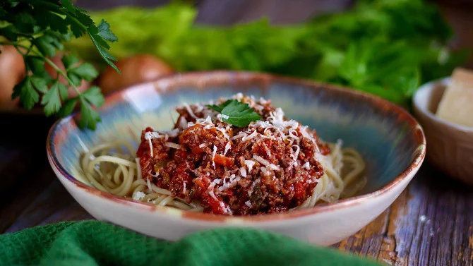 Boloňské špagety s mletým masem a parmezánem v keramickém talíři