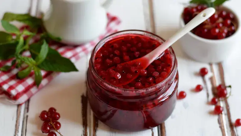 Skleněná dóza s rybízovou marmeládou, čerstvé bobule a mátové listy