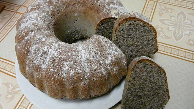 Maková bábovka na talíři s práškem cukru
