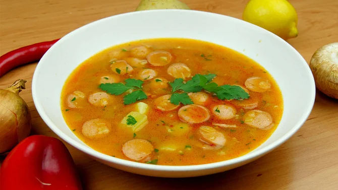 Frankfurtská polévka v bílé mísce s petrželí a okolními ingrediencemi