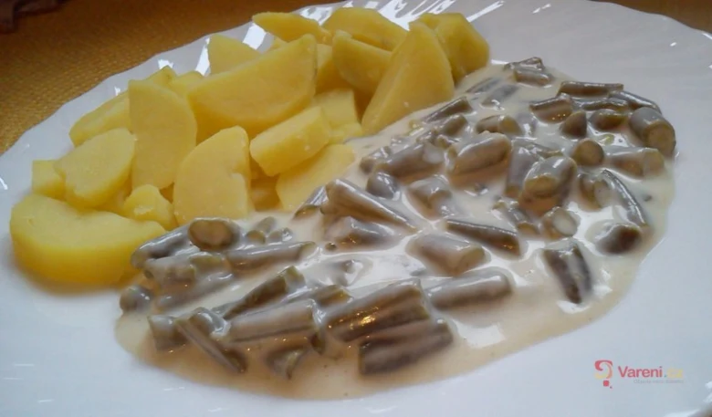 Fazolky na smetaně s bramborami na talíři
