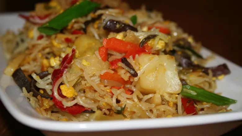 Strojené rýžové nudle s paprikou, houbami a vejcem