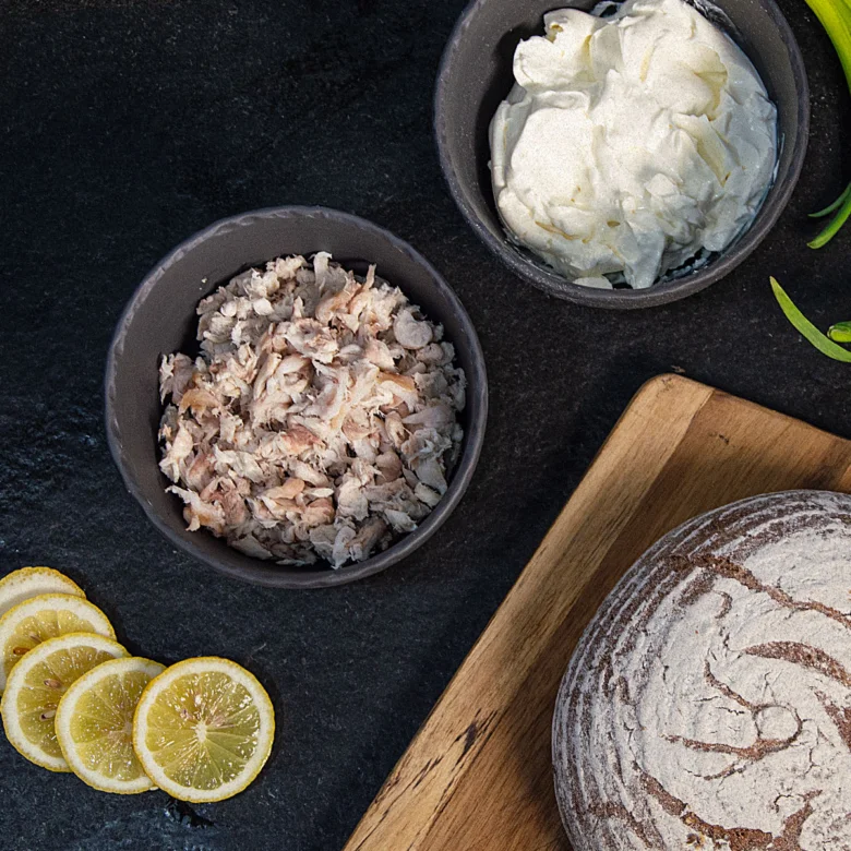 Ingredience na pomazánku z makrely: ryba, smetana, citrony a chléb
