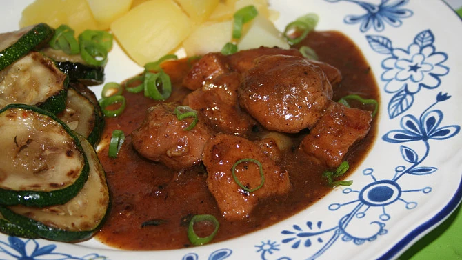 Vepřové maso v omáčce s okurkami a ananasem