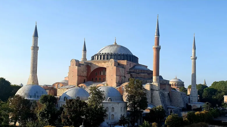 Hagia Sofia v Istanbulu s kupolí a minaretovými věžemi