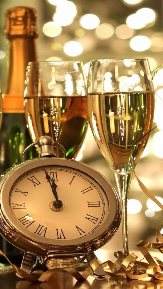 Šampaňské, hodiny na půlnoc a zlaté konfety k novému roku