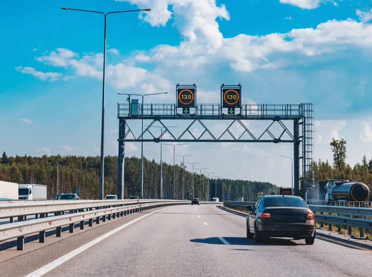Dopravní značka rychlostní limit 130 na dálnici