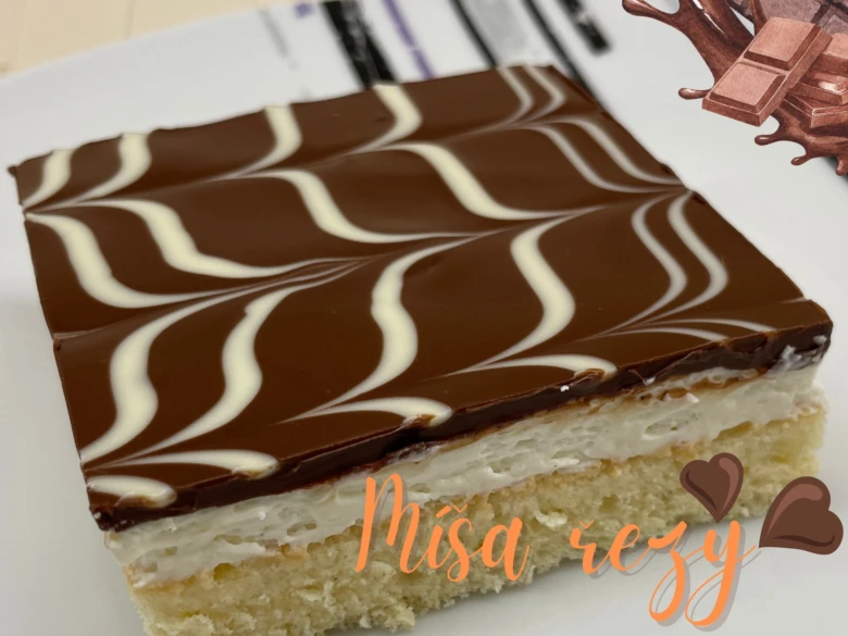 Kousek míša řezy s čokoládovou polevou a bílými vlnitými pruhy
