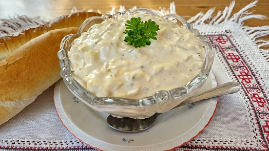 Klasická vajíčková pomazánka na talíři s chlebem