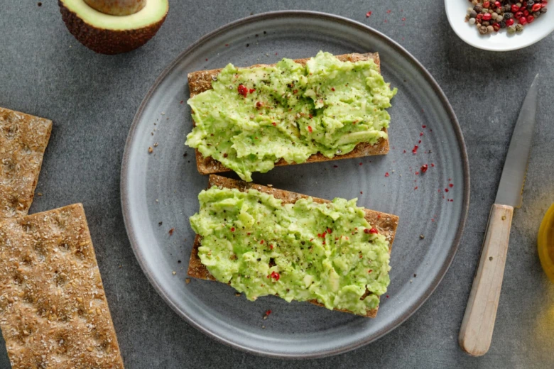 Avokádový toast na celozrnném chlebíčku s paprikou