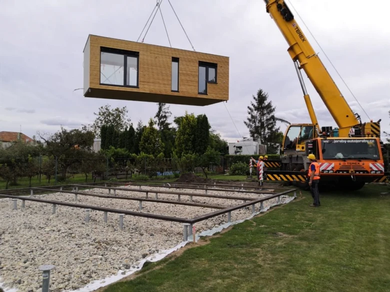 Montáž modulového domu pomocí jeřábu na základě