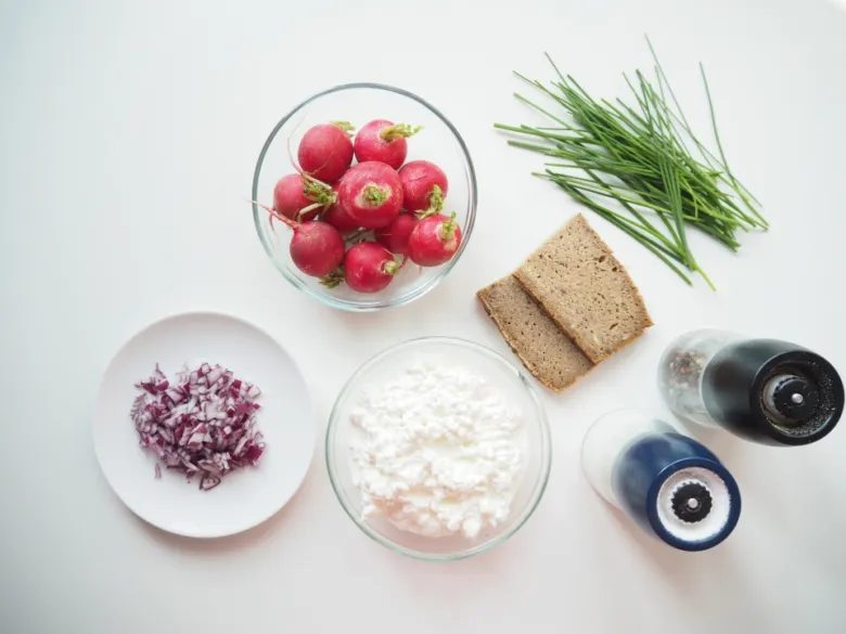 Ingredience na ředkvičkovou pomazánku: ředkvice, cibule, tvaroh, chřest a chleba