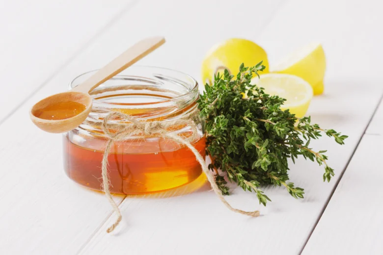 Med, citron a tymián – domácí léčiva na suchý kašel