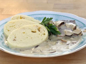 Houbová omáčka s knedlíky na talíři