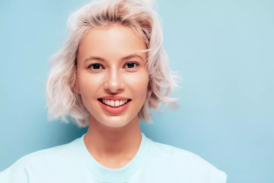 Žena s krátkými světle blond vlasy, účes omlazující vzhled