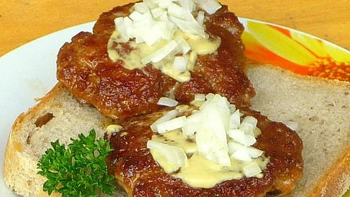 Hospodský katův šleh na chlebíčku s cibulí a omáčkou