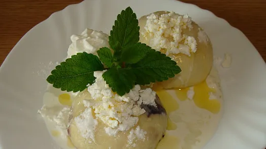 Dumplingy s tvarohem a medem na talíři