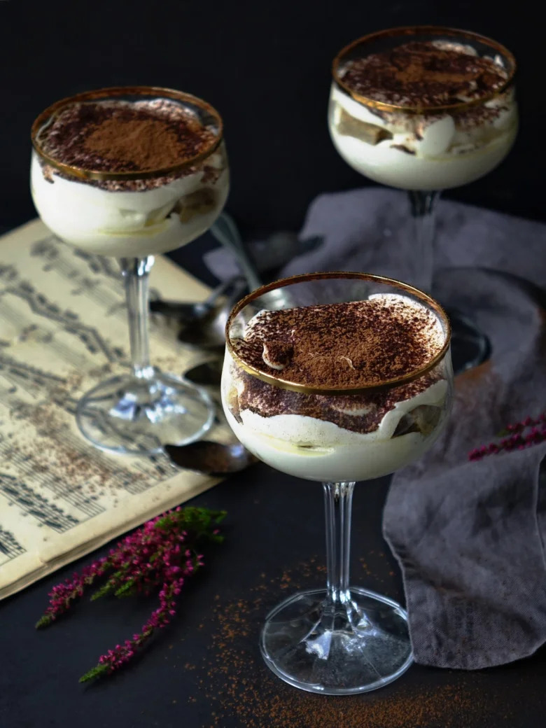 Tiramisu ve skleničkách s kakaovým práškem na vrchu