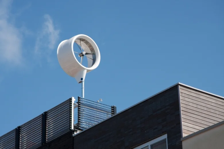 Domácí větrná elektrárna na střeše domu