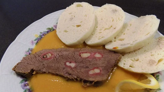 Karlovarský knedlík s pečenou hovězí a omáčkou