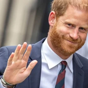 Princ Harry vévoda ze Sussexu mává a usmívá se