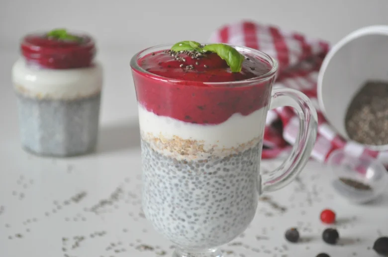 Chia pudink v sklenici s jahodovou polevou a bazalkou